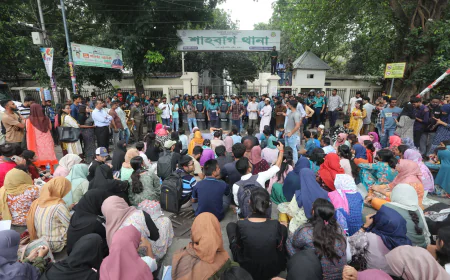DU Students Once Again Besiege Shahbagh Police Station Demanding Justice for Shammo