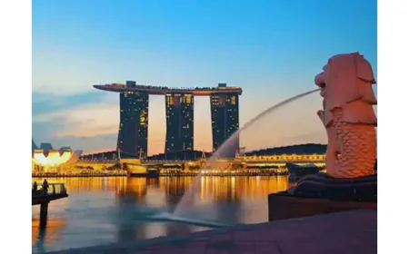 Singapore Beats Q1 Forecasts, Warns of Trade War Risks