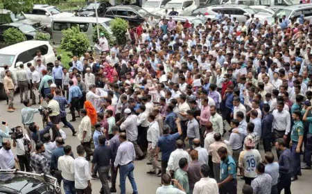 Secretariat Staff Protest for Third Day, Urge Ordinance Rollback