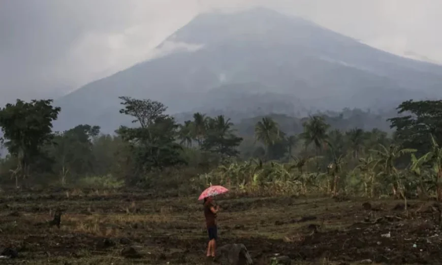 Philippine Volcano Erupts, Sending Ash Over a Mile High