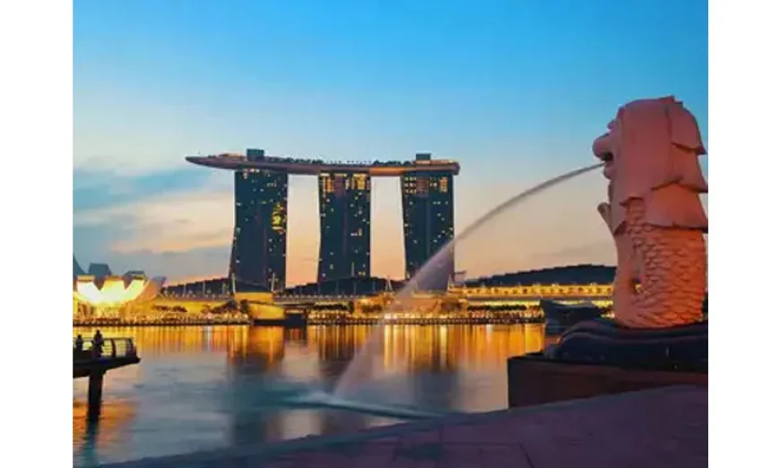 Singapore Beats Q1 Forecasts, Warns of Trade War Risks