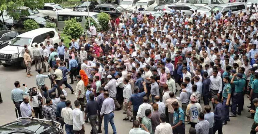 Secretariat Staff Protest for Third Day, Urge Ordinance Rollback