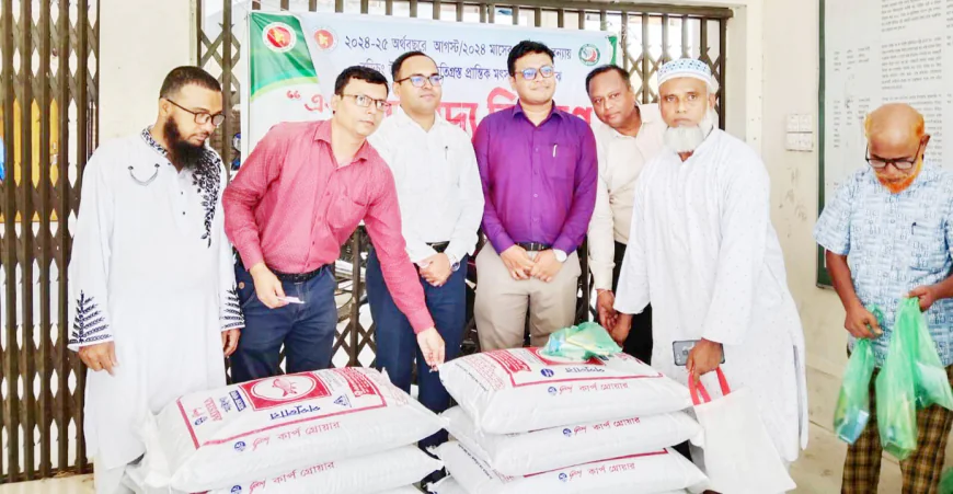 Flood-hit fishermen get fish feed in Burichang