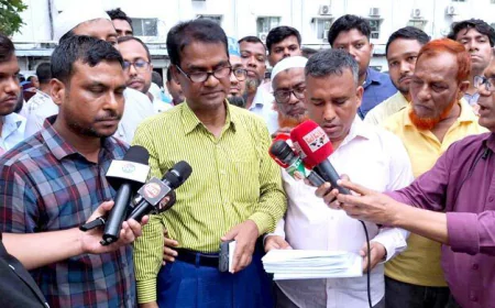 Govt Staff Protest at Secretariat, Target 3 Advisers with Memos