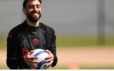 Fernandes Reveals He Turned Down Saudi Arabia Offer to Stay at Man Utd