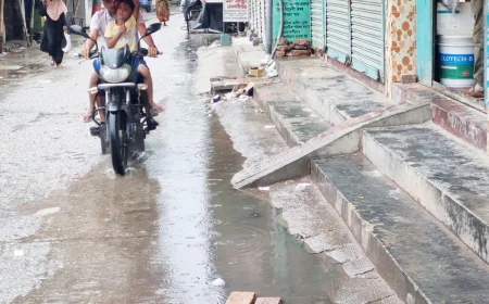 Scanty rain deluges most market roads in Dumuria