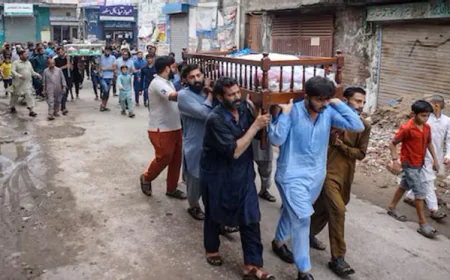 Flash floods and heavy rain kill 32 in Pakistan