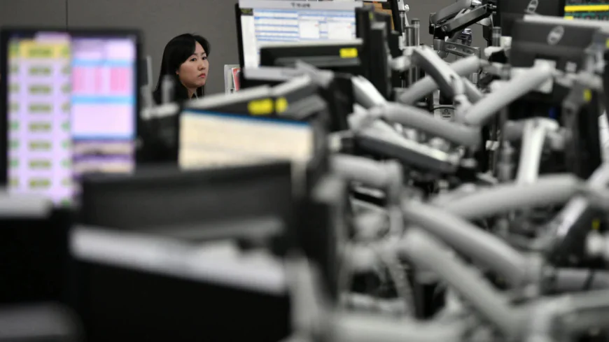 Asian Markets Gain on US Data Boosting Rate-Cut Expectations