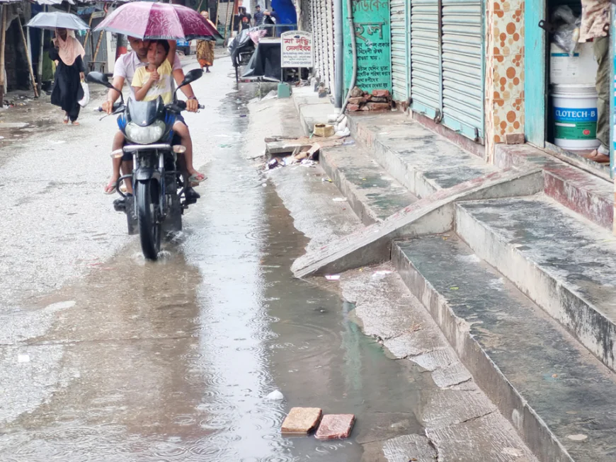 Scanty rain deluges most market roads in Dumuria