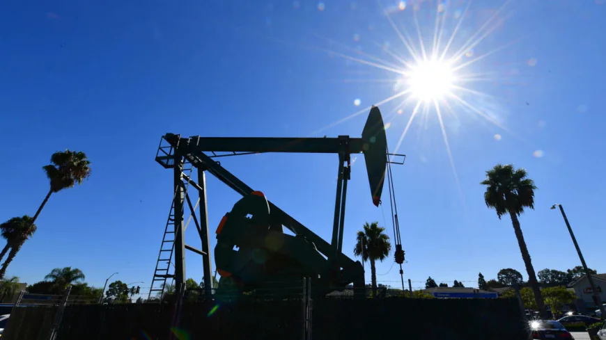 Crude Dips as Trump Delays Action on Iran Strike