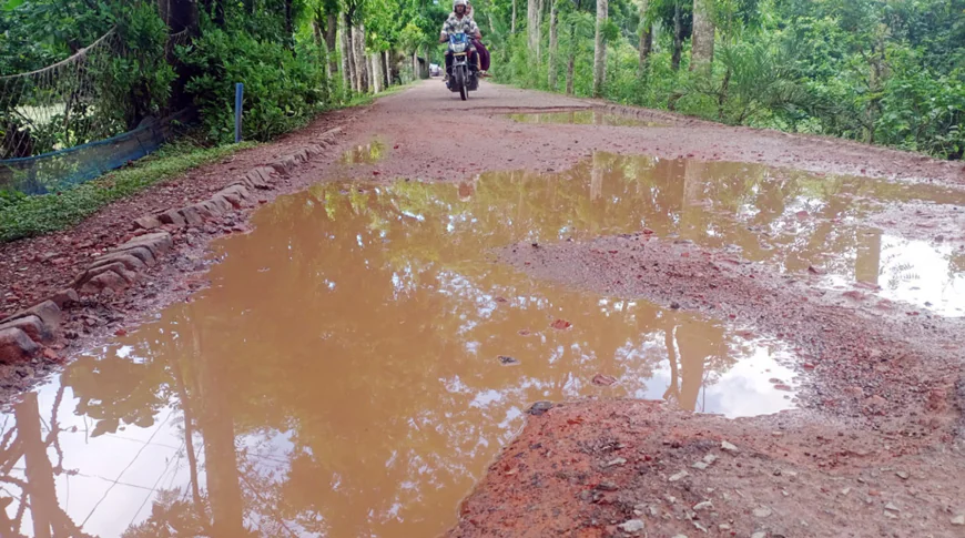 Commuters suffer for deplorable road in Kalapara