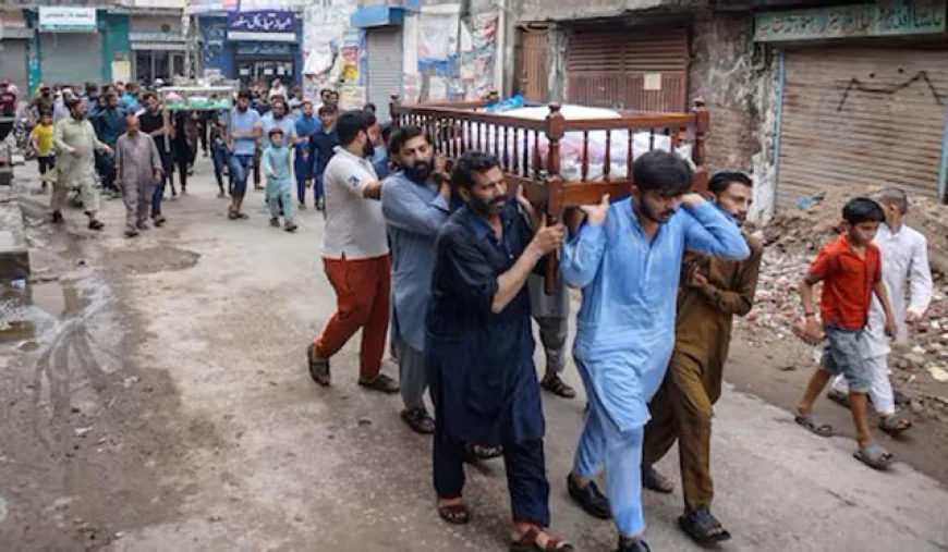 Flash floods and heavy rain kill 32 in Pakistan