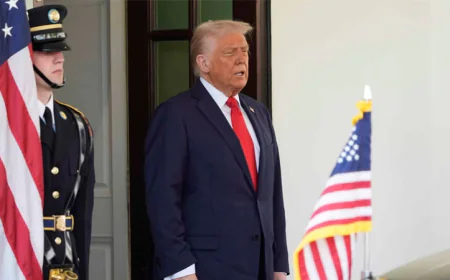 US Stocks Edge Lower as Trump Adds Copper & Pharma to Tariff Onslaught