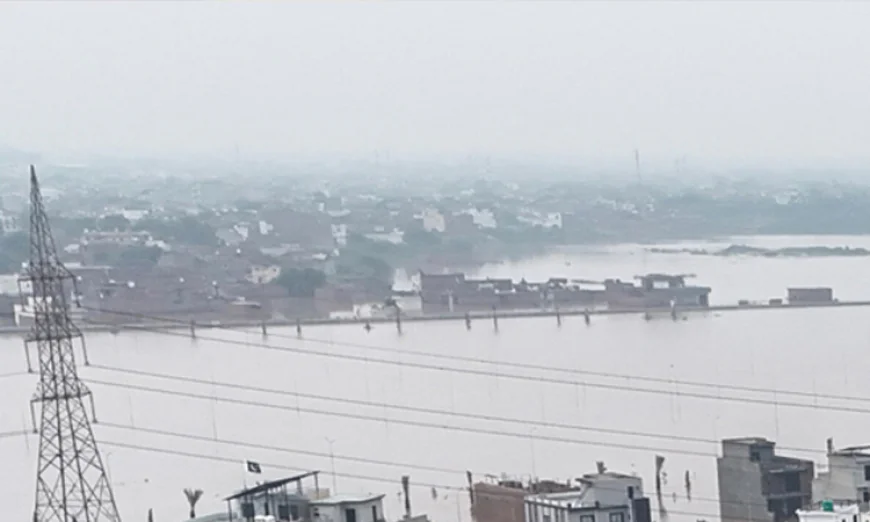 Pakistan Evacuates 500,000 Stranded by Floods