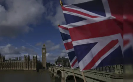 UK economy stalls in July, adding to government woes