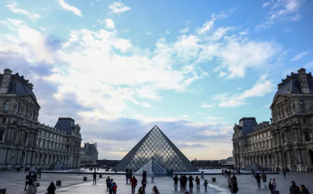 Chainsaw-Wielding Robbers Escape Louvre With Jewellery