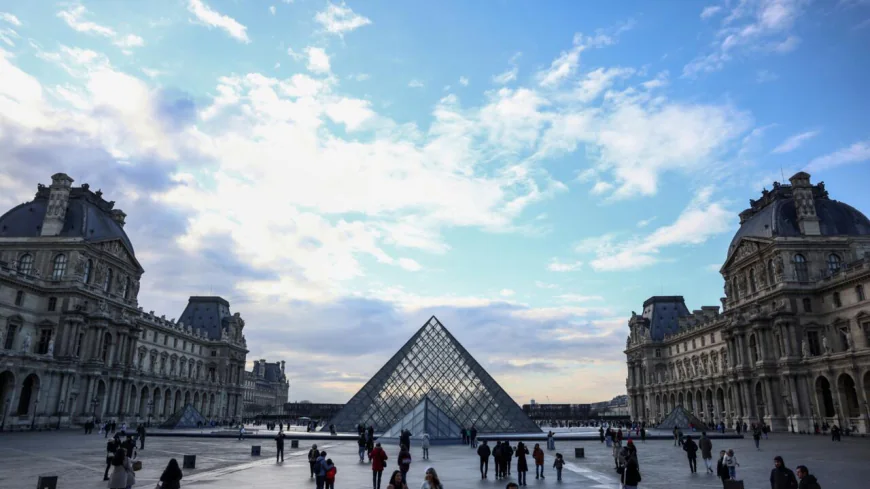 Chainsaw-Wielding Robbers Escape Louvre With Jewellery