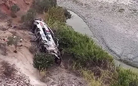 Bus Plunges into Ravine in Southern Peru, 37 Dead