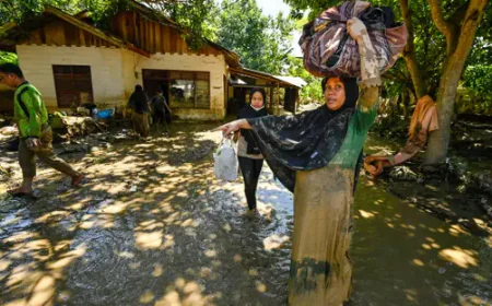 Indonesians begin rebuilding after floods ravage island