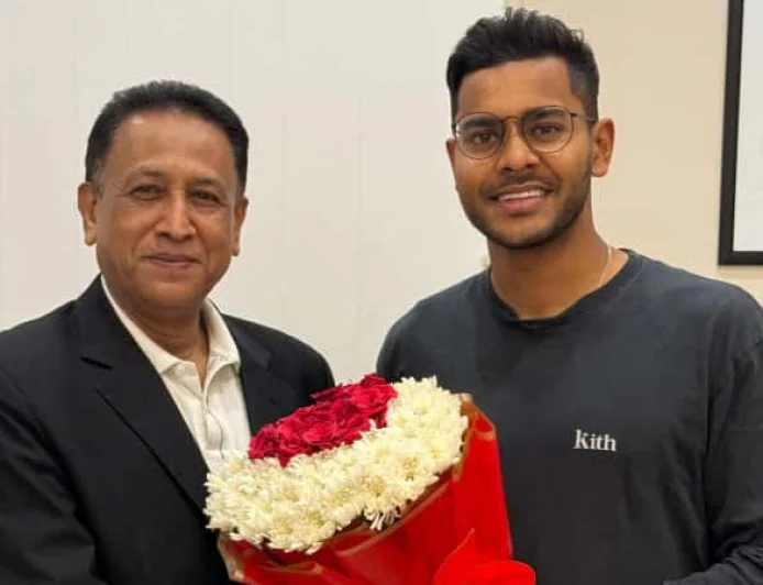 Samit Arrives in Dhaka