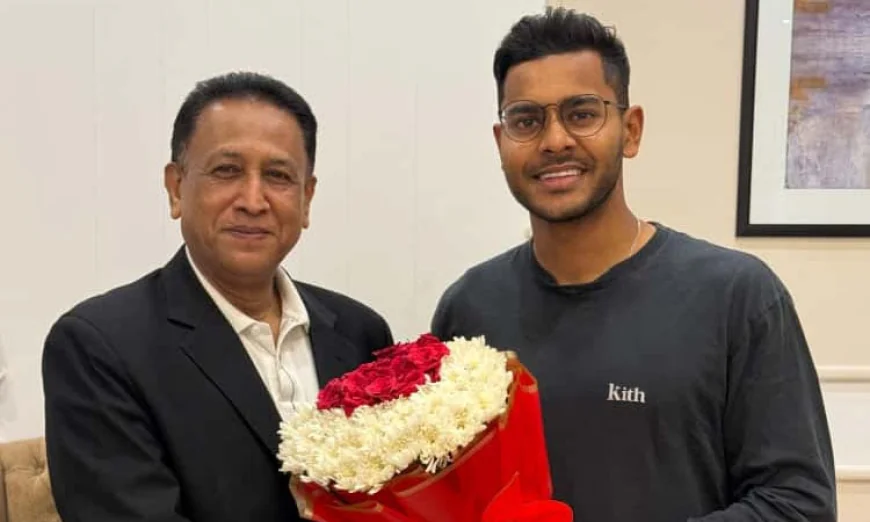 Samit Arrives in Dhaka