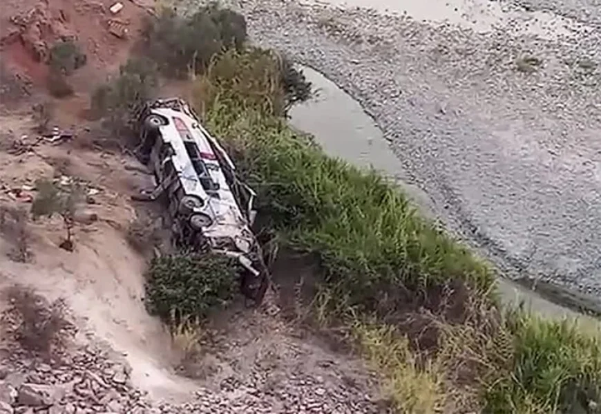Bus Plunges into Ravine in Southern Peru, 37 Dead