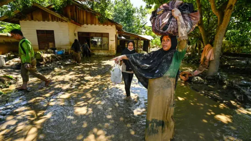 Indonesians begin rebuilding after floods ravage island