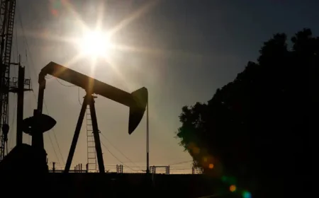 Stocks Mostly Fall on US Jobs Data; Oil Prices Drop on Ukraine Hopes