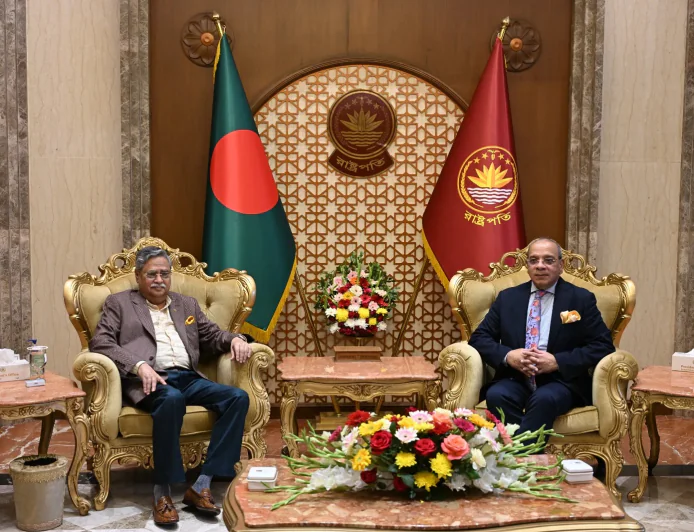 Chief Justice Pays Farewell Call on President