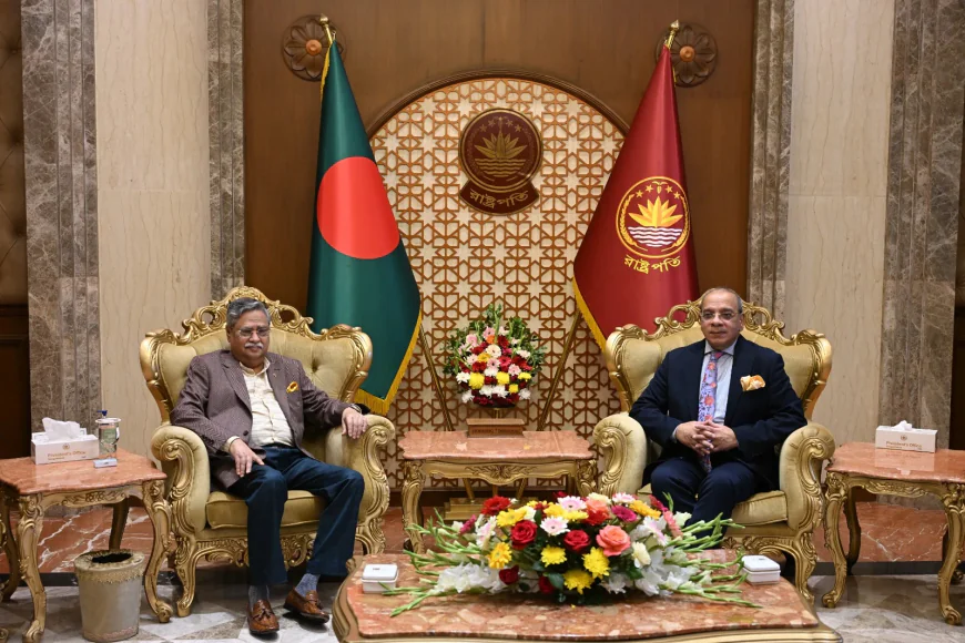 Chief Justice Pays Farewell Call on President