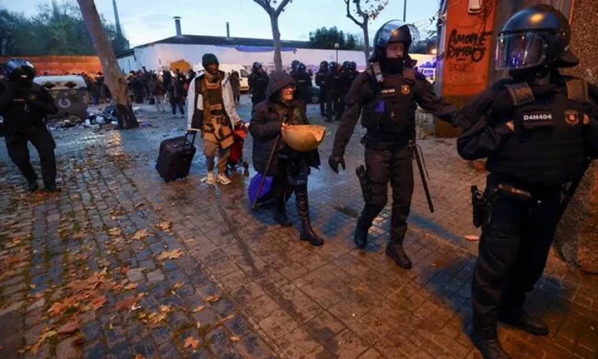 Greek Coastguard Rescues 52 Migrants, Boy Still Missing