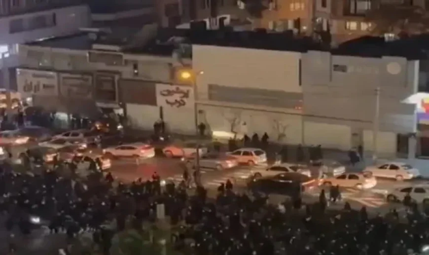 Iranians Mass on Tehran Avenue in Major Anti-Government Protest