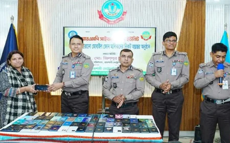 RMP hands over 75 recovered mobile phones to their owners