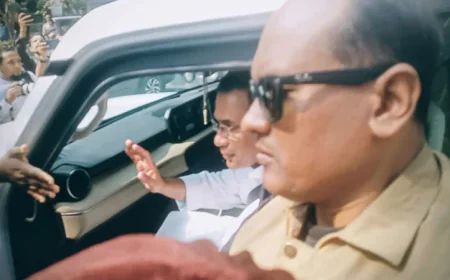 Tarique Rahman speaks with crowd on way to Juma prayers