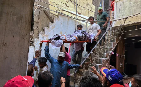 Karachi building collapse after blast kills 16: Pakistan officials