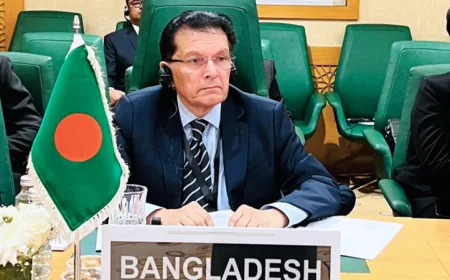 FM holds key OIC sidelines meetings