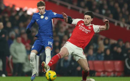 Arsenal face Chelsea title test, troubled Spurs in spotlight