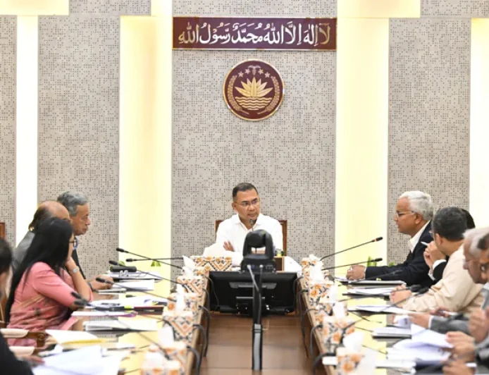 PM chairs meeting on 'Family Card' at Secretariat