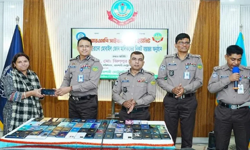 RMP hands over 75 recovered mobile phones to their owners