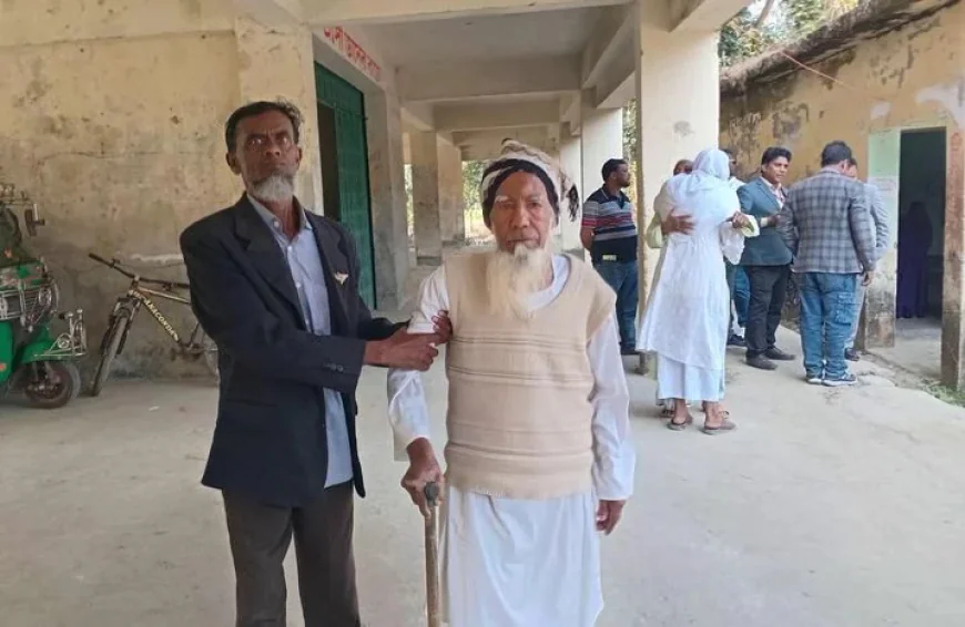Centenarian Moklesur Rahman casts ballot in Barguna with enthusiasm