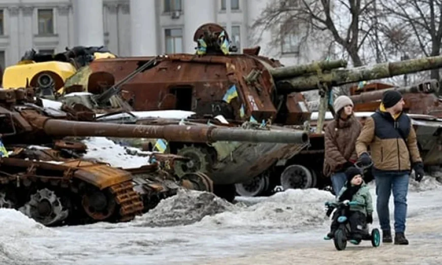 Hundreds of buildings without heat in Ukraine capital