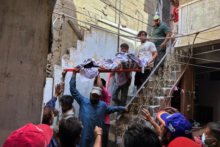 Karachi building collapse after blast kills 16: Pakistan officials