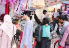 Overflowing crowds at Rajshahi's sidewalk shops ahead of Eid