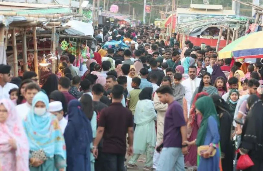 Padma riverside in Rajshahi becomes the center of festivities during Eid reunion