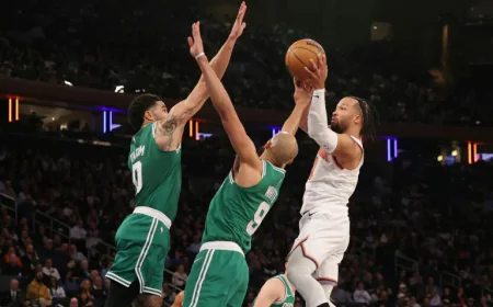 Knicks stay in hunt with late win over rival Celtics