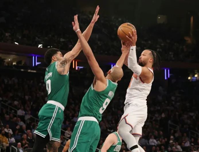 Knicks stay in hunt with late win over rival Celtics