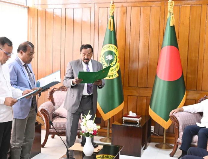 2 newly elected MPs take oath in presence of PM