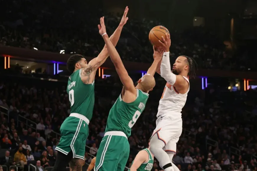 Knicks stay in hunt with late win over rival Celtics