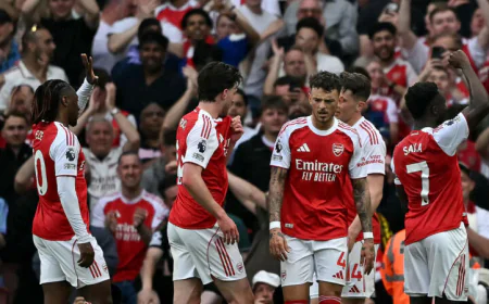 Arsenal hit stride to go six points clear, West Ham loss offers Spurs hope