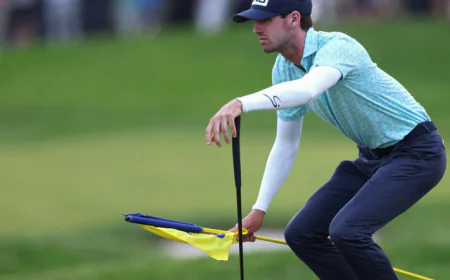 Pal in last duo could ease nerves for PGA leader Smalley